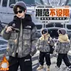 Chaqueta Camuflada Gruesa Forrada de Polar Estilo Otoño e Invierno para Niños 2026 Nuevo Estilo Invierno Chaqueta de Algodón Genial para Niños Medianos y Grandes Moderna