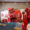 Bienvenida de Boda Estilo Rojo y Dorado Pared de Fondo Tablero KT de Bienvenida Hotel Bienvenida Arreglo Chino para Compromiso al Aire Libre KT Completo
