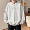 Moletom com gola Henley bordada, peça masculina de peso pesado com corte solto para o outono, nova marca da moda 2026, jaqueta sem capuz
