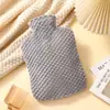 Invierno nuevo bolsa de agua caliente para llenar agua cálida vientre cálido mano cálida bolsa de agua caliente para llenar cubierta tamaño pequeño explosión transfronteriza a prueba de PVC compresa caliente