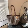 Bolso de hombro simple y elegante modelo nuevo 2026 gran capacidad moderno de moda bolso de mano para mujer estampado de leopardo bolso tote para debajo del brazo