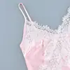 Conjunto de dos piezas de camisola y shorts de encaje satinado empalmado europeo y americano, ropa de dormir de satén suave y cómoda, se puede usar como ropa de casa para mujeres