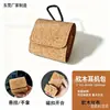 Funda personalizada ecológica de corcho para auriculares con tapa abatible magnética para auriculares Bluetooth inalámbricos, se puede imprimir con logotipo