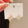 Pendientes de Flor Dorada Sencillos y Elegantes con Incrustaciones de Circonita, Elegantes y Versátiles, Pendientes de Lujo Ligero de Gama Alta al por Mayor
