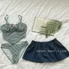 Nuevo Conjunto de Tres Piezas Dulce Picante para Niña Azul a Cuadros Sexy Camisola Estilo Falda con Abertura Adelgazante Traje de Baño para Vacaciones de Estudiante