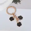 Hebilla de colgante de boutique en el nuevo artículo de nicho opcional multicolor regalo de vacaciones blanco polvo azul tres rosas llavero de artesanía