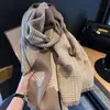 Cachecol pequeno xadrez com padrão de coração, estilo coreano, em falso cashmere, para mulheres, um xale de alta qualidade e elegante para outono e inverno, oferecendo um aquecedor de pescoço quente e amigo da pele