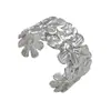 Pulsera Hueca con Forma de Flor Dorada de Acero de Titanio Estilo Europeo y Americano para Mujer, Joyería de Moda y Única Estilo Abierto Ancho, Nuevo Modelo Transfronterizo