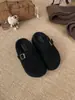 Mocasines grises, lindos y peculiares para mujer, diseñados para figuras petite, con suelas gruesas, forro de felpa y un aumento de altura interior de 5 cm, que se asemejan a pantuflas estilo Birkenstock.