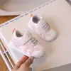 Nuevos zapatos de cuero para caminar para bebés niños y niñas de 1 a 2 años suela suave para bebés y niños pequeños zapatos deportivos funcionales blancos zapatos de una sola pieza