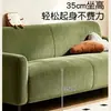 Sofá de tela color crema, de líneas rectas, diseño moderno y minimalista, perfecto para una sala de estar, un sofá cómodo y elegante, una opción popular para apartamentos pequeños