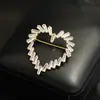 Broche de coração de diamante vazado, pino em T de zircônia de luxo leve, disponível em dourado e prateado, adequado para ternos, casacos e vestidos de noite, elegante para mulheres