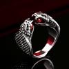 Venta caliente Temu, anillo de aleación exagerado europeo y americano para hombre, anillo de diamantes con doble incrustación de cobra roja, venta directa de fábrica