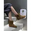 Botas de cano médio com fivela, uso versátil de duas maneiras, nova moda com textura de camurça, cinto retrô outono/inverno 2026, efeito emagrecedor para mulheres