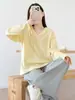 Camiseta amarilla de manga larga con capucha para mujer, nuevo estilo otoño 2026, capa base de corte holgado, top de cuello en V extragrande y relajado