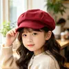 Gorra de pana de color liso estilo coreano para mujer, gorra de pico de pato de moda, versátil para otoño e invierno, gorra artística de artista, gorra octogonal retro británica