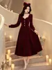 Vestido vintage de terciopelo para mujer, de cuello cuadrado, largo medio, manga larga, con cintura alta y falda amplia, creando un elegante y atmosférico vestido rojo.