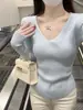 Camiseta base de punto morada con cuello en V y manga larga para mujer, estilo otoño suave y de deseo puro, top ajustado y favorecedor