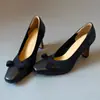 Versão em Pele de Ovelha~ Sapatos de Salto Alto Baixo com Salto Grosso e Laço para Mulheres, Bico Quadrado Retrô, Versátil para o Trabalho, Sapatos de Salto Único Confortáveis e Estilosos