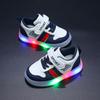 Sapatos casuais para meninos 2023 primavera e outono novo Velcro de estilo coreano sola macia sapatos infantis Sapatos de prancha para meninas LED Light Shoes