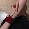 Encaje de cadena de flor de rosa negra retro de alta gama es un brazalete de diseño de nicho de lujo ligero brazalete integrado en anillo