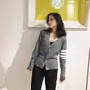 Suéter de punto fino para mujer abrigo corto fino blanco primavera y otoño gris el mismo suéter de Wang Xinling 2023 top