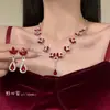 Aretes y Collar de Gota de Agua Incrustados con Diamantes Rojos de Año Nuevo, Accesorios Versátiles de Lujo Ligero de Nicho, Juego de Joyería de Alta Gama para Mujer al por Mayor