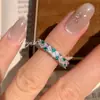 Anillo Deslumbrante de Estilo Francés de Lujo Ligero con Circonitas y Diamantes Blancos y Verdes, Presentando Fila de Diamantes en Forma de Marquise y Diseño Abierto
