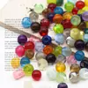 Botones, cuentas y cierres surtidos y coloridos en diseños semitransparentes, disponibles en varios estilos, incluyendo formas redondas e irregulares, para hacer joyería DIY