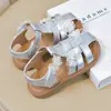 Sandálias de Flor Trançada para Meninas 2026 Novo Estilo de Verão Sapatos de Princesa Antiderrapantes de Solado Macio para Crianças Sandálias Versáteis para Meninas