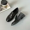 Sapatos baixos de couro pequenos estilo britânico retrô com salto grosso, sola macia, slip-on, sapatos de salto médio profissionais, novos mocassins de outono 2026 feminino
