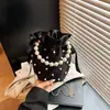 Bolsa Pequena Plissada de Seda Tendência Europeia e Americana para Mulheres Verão 2025 Nova Bolsa Transversal de Balde com Corrente de Pérola de Ombro Único
