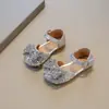 Sandalias Nuevas para Niñas Zapatos de Punta Cerrada para Niños Verano 2025 Nuevos Zapatos Plateados Brillantes de Princesa Sandalias con Lazo
