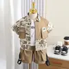 Traje Nuevo de Verano de Manga Corta para Niños, Conjunto de Dos Piezas de Pantalones Cargo con Parches de Letras Modernos Estilo Coreano, Ropa Casual Elegante para Niños