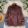 Blusa de manga larga color rosa suave estilo francés con volantes en el cuello y puños para mujer, juvenil y elegante con un toque de alta gama, Otoño 2026