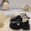 Sapatos de Couro Versáteis de Solado Grosso Estilo Britânico Retrô para Mulheres 2025 Novo Estilo de Verão Salto Grosso Bico Redondo Loafers com Fivela de Borboleta
