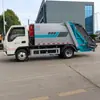 Camión compactador de basura Fangjiang 5.8, con un chasis de acero de alta resistencia, un tanque de lixiviados y diseñado para el transporte sellado de residuos municipales y residenciales.