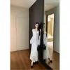 Vestido Branco de Renda Estilo Romântico Francês Novo para Primavera de 2026 para Mulheres com Decote Quadrado, Mangas Longas e Detalhe de Amarração, Vestido Elegante