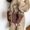 Bolsa balde casual de grande capacidade 2026, bolsa feminina versátil, nova bolsa de ombro elegante para o dia a dia em camurça, simples e retrô