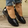 Zapatos casuales de cuña para mujer de talla grande transfronterizos, nuevos de la primavera de 2026 estilo coreano de tacón bajo, zapatos de cuero slip-on poco profundos para comercio exterior
