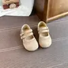 Zapatos planos retro para niñas con tallado, gamuza mate, doble hebilla, suela suave, cómodos para que los usen los niños pequeños al salir