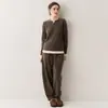 Colección Otoño/Invierno 2026 Baicai Rong: Suéter tipo jersey de punto con bloques de color, cuello en V, ajuste holgado, de dos piezas falso