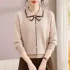 Suéter de tricô de manga comprida para mãe com gola de boneca, novo estilo outono 2026, roupas para mulheres de meia-idade, suéter macio e amigo da pele