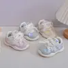 Zapatos Cómodos y Estables para Bebés Niñas Estilo Otoño 2026 Nuevo Decoración de Perla Mariposa Lazo Velcro Zapatos para Caminar para Niños Pequeños