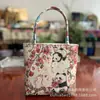 Bolso nuevo de estilo étnico, con tela color arena y bordado, un diseño fresco y casual, con bordado de hilo dorado a doble cara, una bolsa pequeña de tela y una bolsa estilo Hanfu