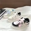 Zapatos Blancos de Lunares con Lazo Estilo Coreano para Mujer 2026 Otoño Nueva Llegada Diseño de Nicho Estudiante Versátiles Casuales Zapatos de Tabla
