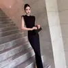 A principios de verano, la clase alta tiene un aura fuerte y un estilo digno de una diosa.. El Vestido Negro Estilo Hepburn Se Usa en Ocasiones Importantes