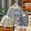 Conjunto de Roupa de Primavera Novo para Meninos 2026, Conjunto de Duas Peças Elegante e Moderno para Crianças Primavera e Outono com Bolso Rasgado e Colar