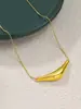 Estilo Minimalista Europeo y Americano Colgante de Tubo Triangular Curvo Collar Curvado de Acero de Titanio con un Colgante Irregular Liso de Alta Gama