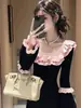 Vestido Tejido Negro Pequeño con Cuello de Encaje Fragante para Mujer 2025 Nuevo Otoño e Invierno Dulce Cintura Manga de Trompeta Falda Corta